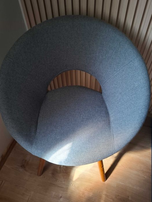 Fotel szary Jysk skandynawski okragły drewniane nóżki