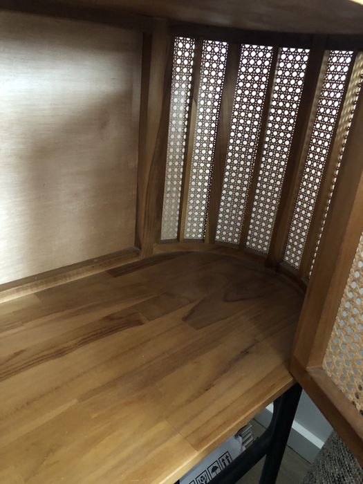 Móvel aparador em rattan e estrutura metalica