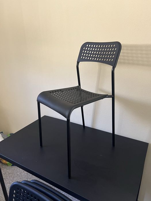 Mesa para 4 pessoas e cadeiras