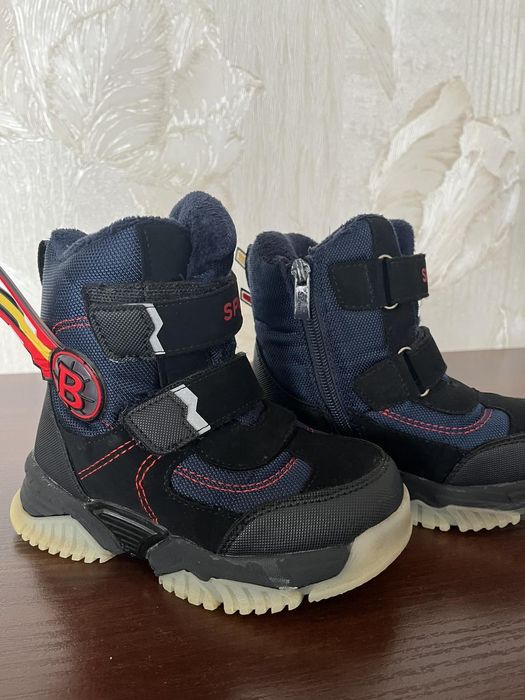 Продам термо чобітки 29 розміру. Довжина стельки 18см. Ціна 400грн.