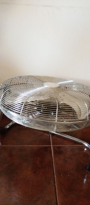 Ventilador de Chão Industrial Metálico (Cromado) – Alta Potência e Como Novo!