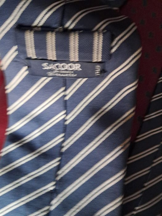 Vendo  várias  gravatas   .