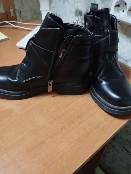 Ботинки 33 р на дівчину чорні