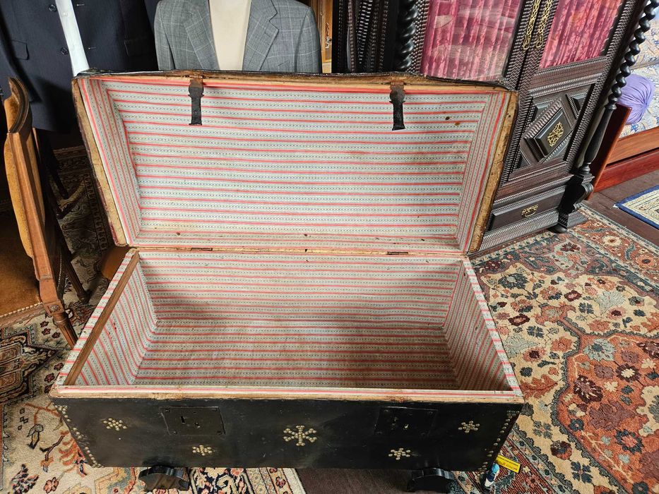 Cómoda / Baú muito antigo - Ideal para decoração - Bom estado geral