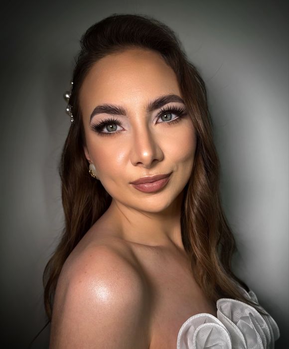 Makijaż okolicznościowy wieczorowy ślubny z dojazdem rzęsy brwi