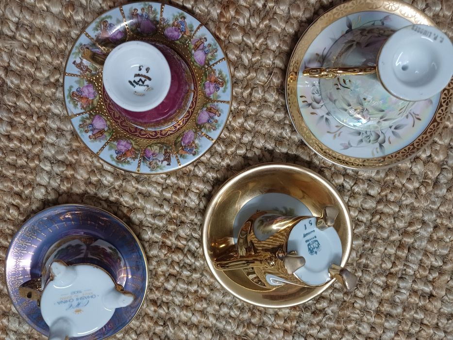 Várias chávenas de coleção