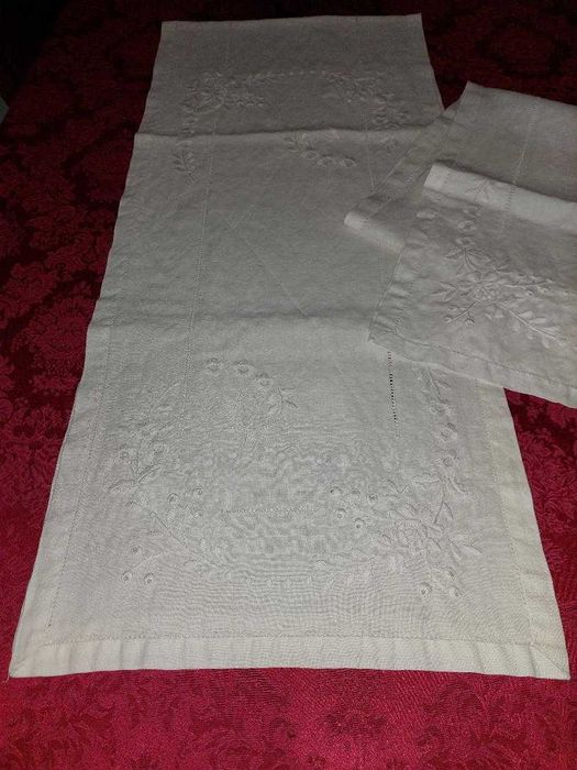 4 Linen Napkins + 2 Cotton Napkins - EMBROIDERED - New