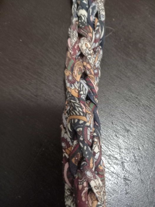 Colar senhora feito em tecido e metal