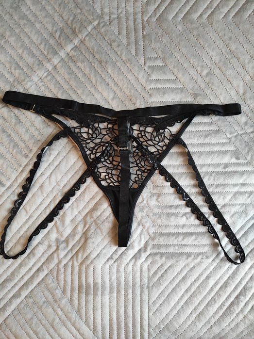 Еротичні трусики з відкритим доступом і портупеєю бренду Ann Summers