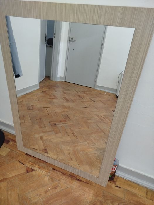 Móvel de WC, bancada de mármore, lavatório e espelho.