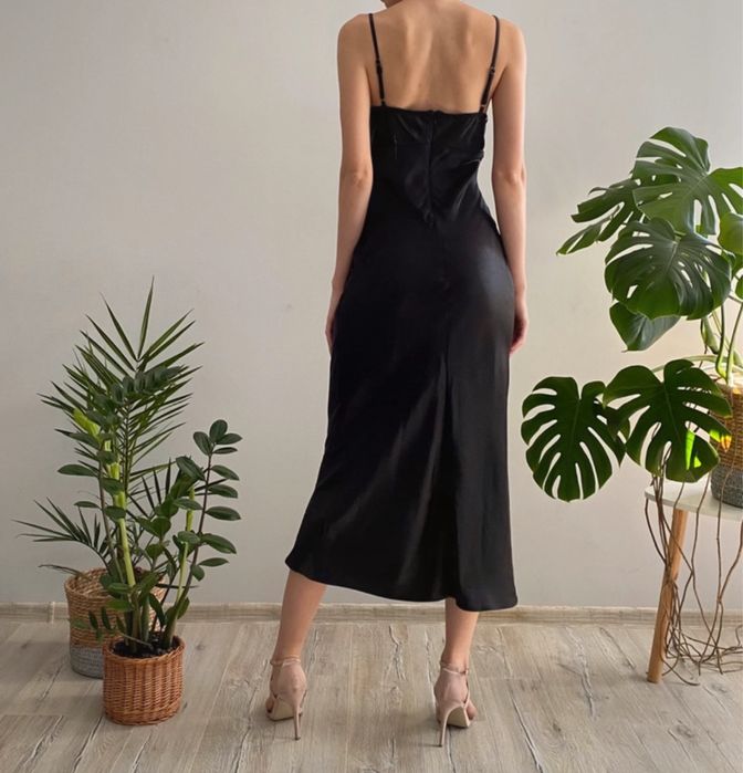 Elegancka satynowa sukienka koktajlowa midi