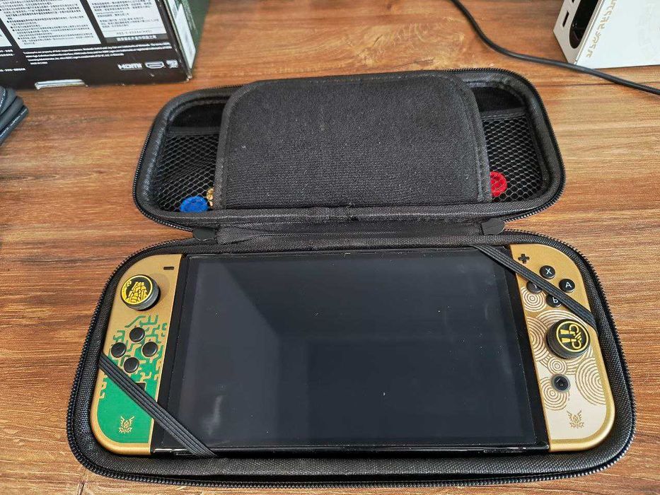 Nintendo Switch OLED (Zelda Limited Edition) + кейс и карта памяти
