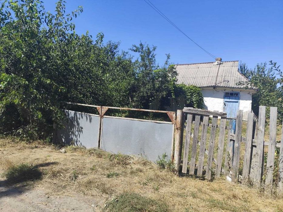 Продається будинок-мазанка та земельна ділянка