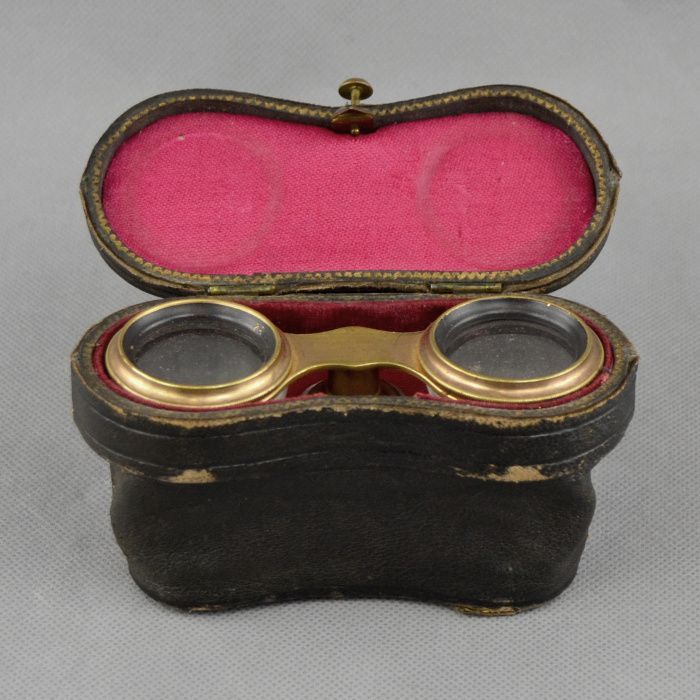 Binóculos em madrepérola e metal dourado com estojo original séc. XIX