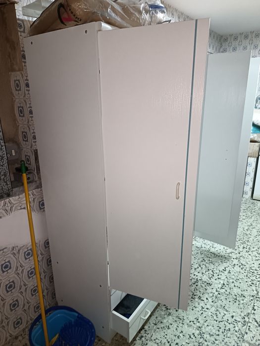 Roupeiro de 3 portas e 2 gavetas mais escrivaninha