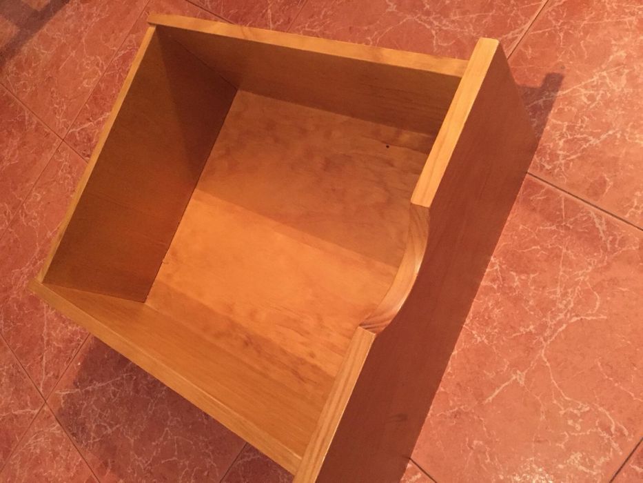 Armário em madeira maciça de pinho - espaçoso e resistente