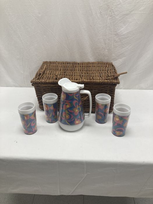 Cesto PicNic e conjunto de jarro e 4 copos