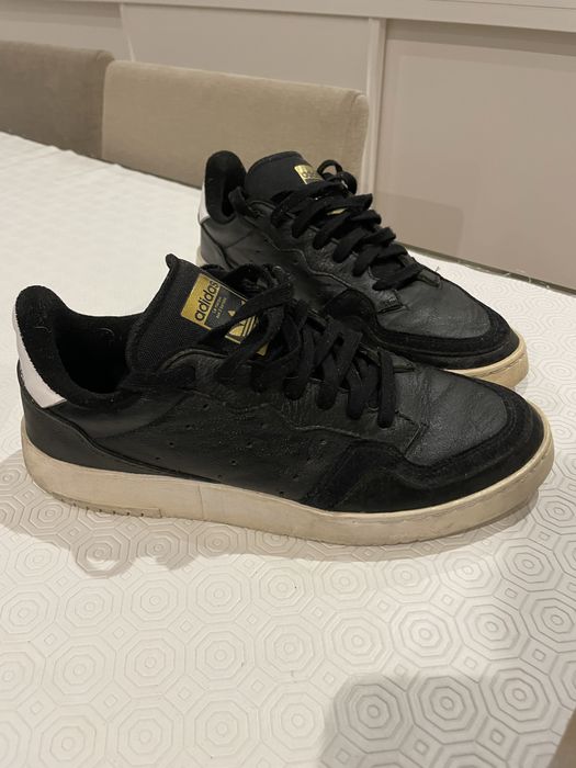 Adidas de cabedao preto, muito bom estado.