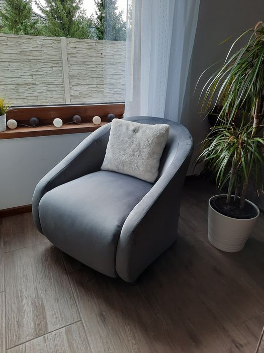 Wygodny i zgrabny fotel. Oryginalny design.