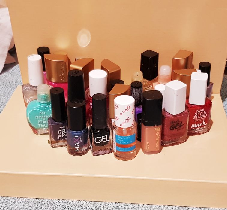 Маникюрный набор/ лаки для ногтей