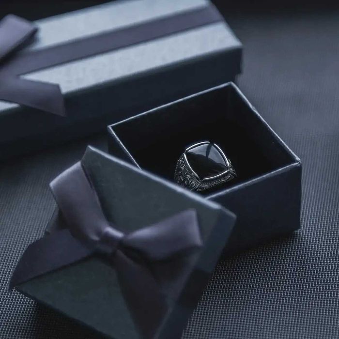 Мужской перстень серебряный с черным квадратным ониксом