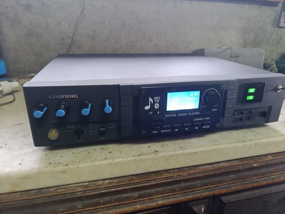 Amplificador com MP3, bluetooth, rádio pen  USB.