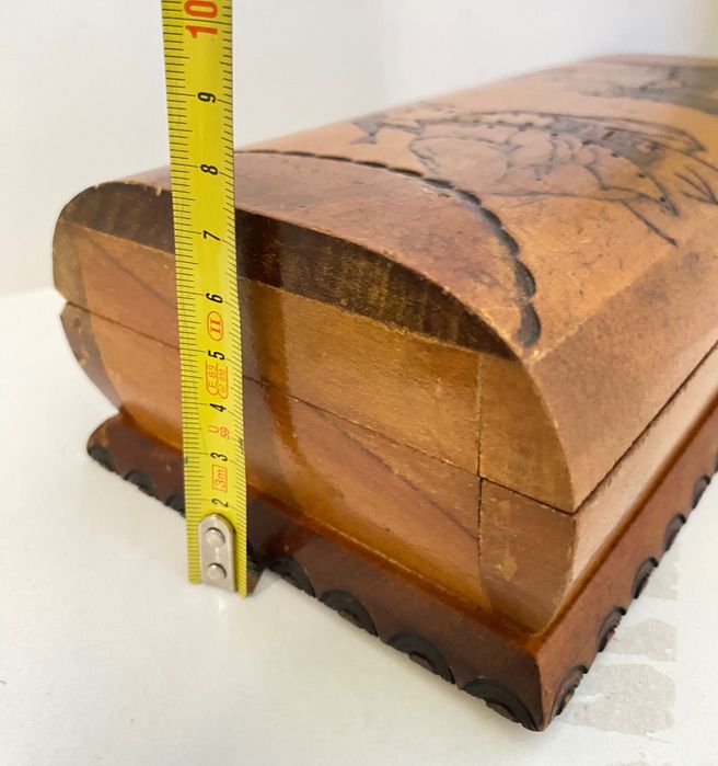 Caixa porta jóias antiga em madeira maciça e forro em seda.