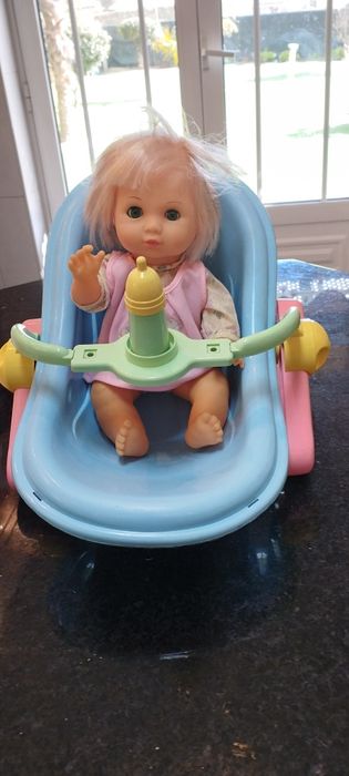 Cadeira com boneca . Baloiça.