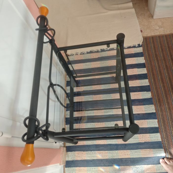 Mesa em ferro fundido com tampo em vidro