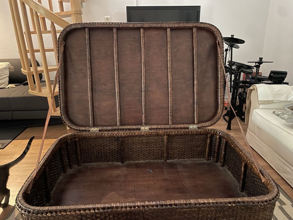 Mesa/baú da Loja do Gato Preto