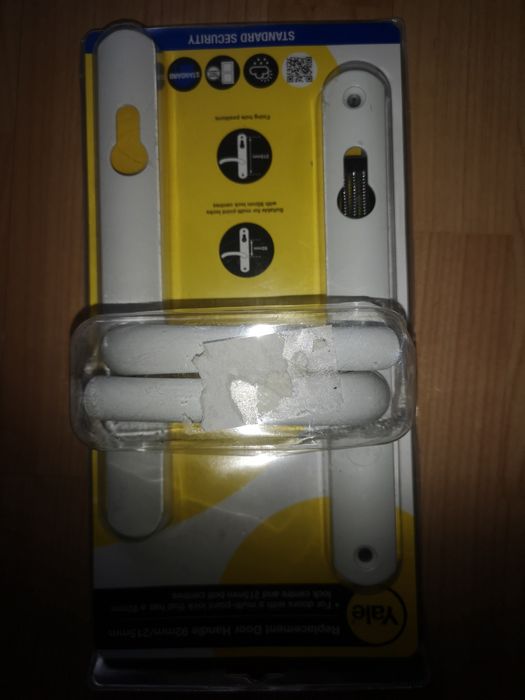 Komplet metalowych klamek z długim szyldem pod klucz.