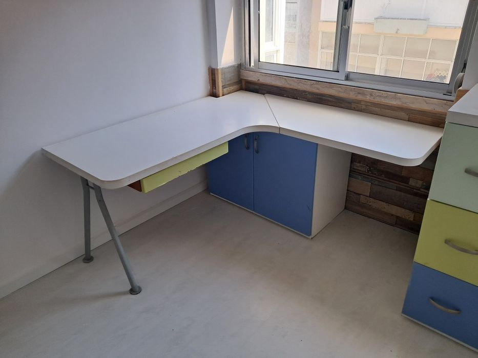 Secretária e cómoda de quarto