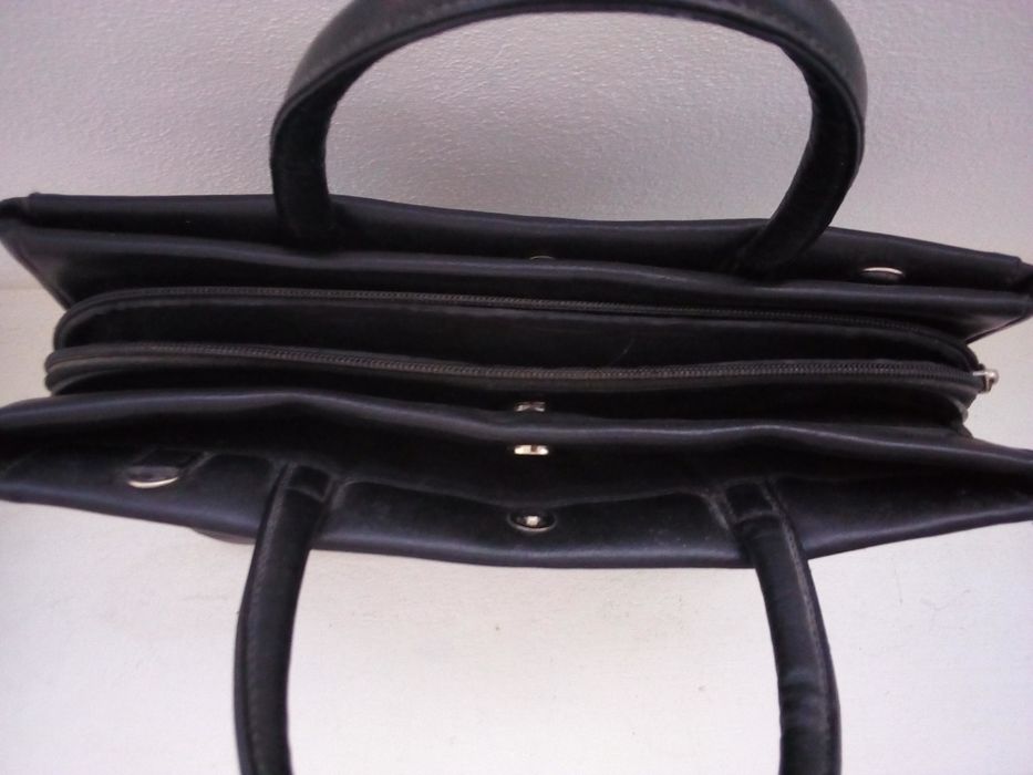 Mala preta com vários compartimentos e versátil