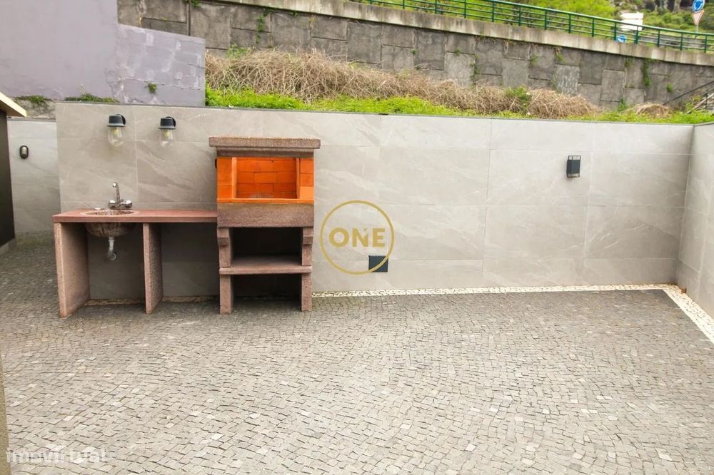 Moradia T4 perto centro de Machico, com piscina e licença AL