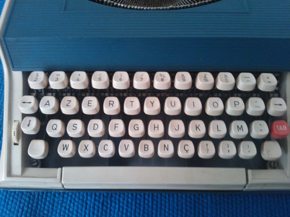 Maquina de escrever Messa modelo 2000 S, a funcionar, bom estado geral