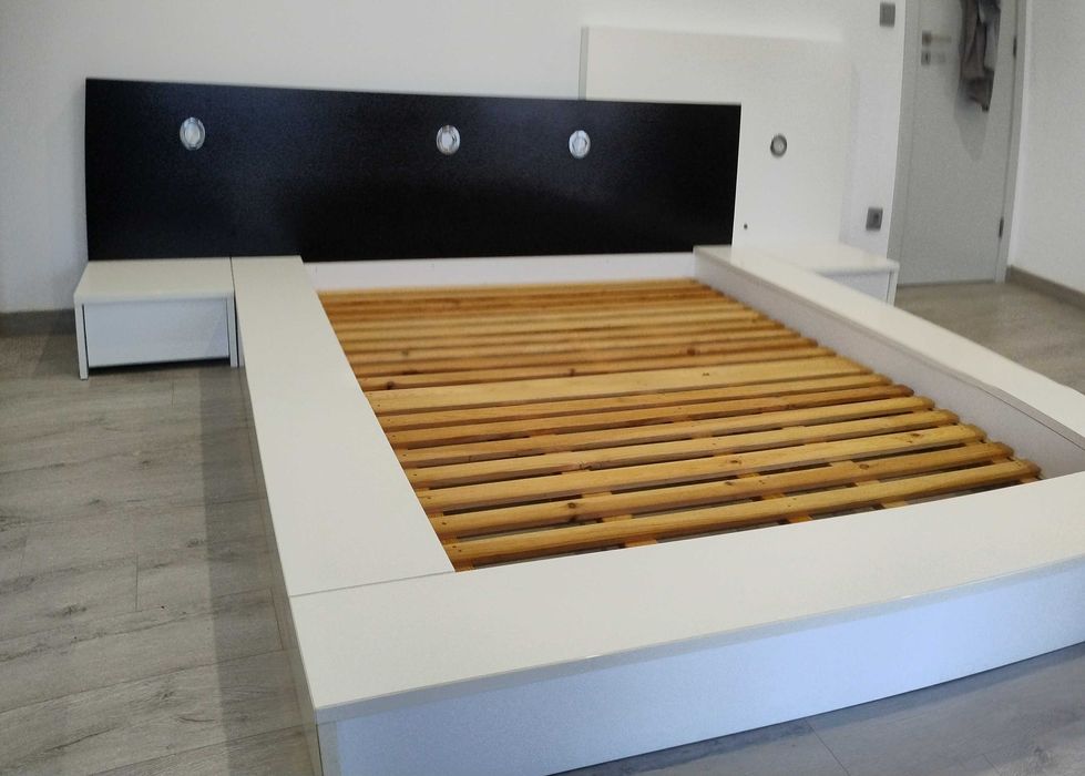 cama casal com mesas cabeçeira  e estrado