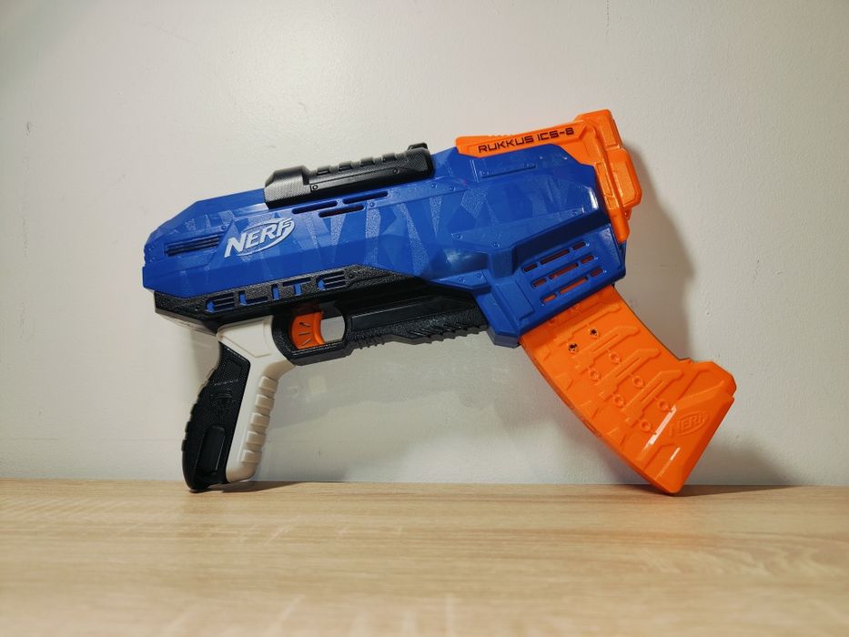 Plastikowy pistolet nerf