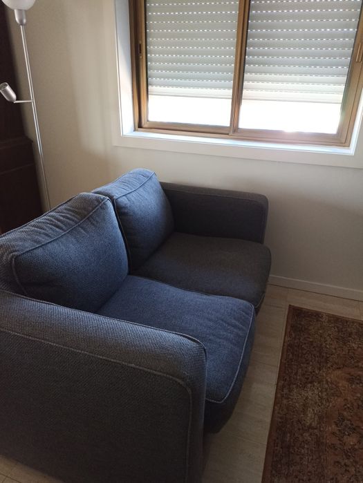 Sofá cinza, muito confortável