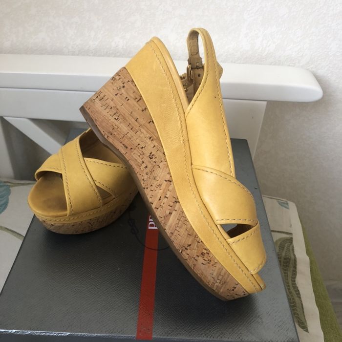 Босоніжки на танкетці шкіра  Prada