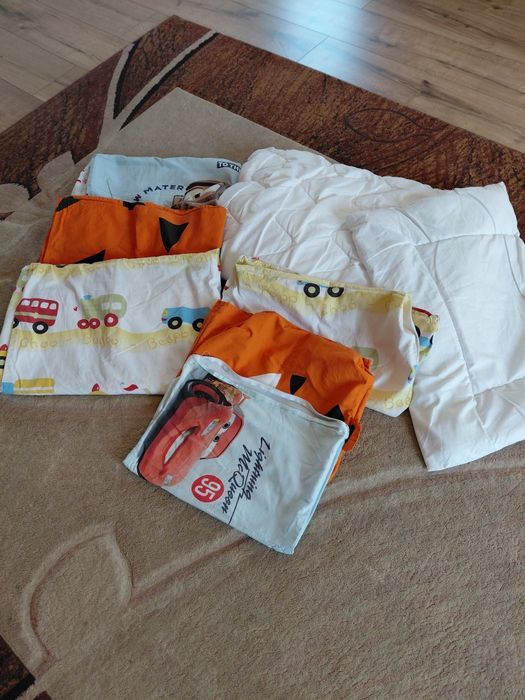 Kołdra,  poduszka, 3 komplety pościeli