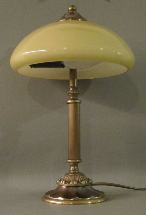 Stara, mosiężna lampka nocna.