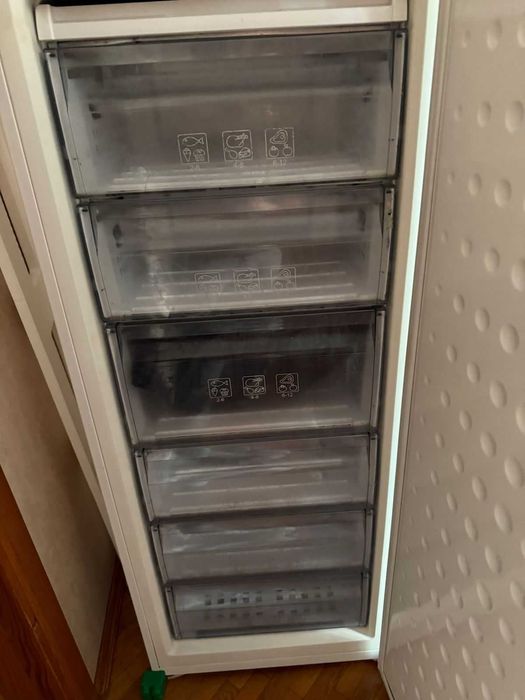 Продам морозилку Beko FS225300