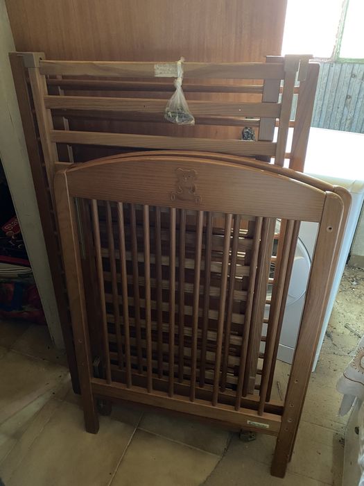 Cama de bebé em madeira
