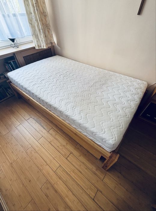 Łóżko z litego drewna sosnowego