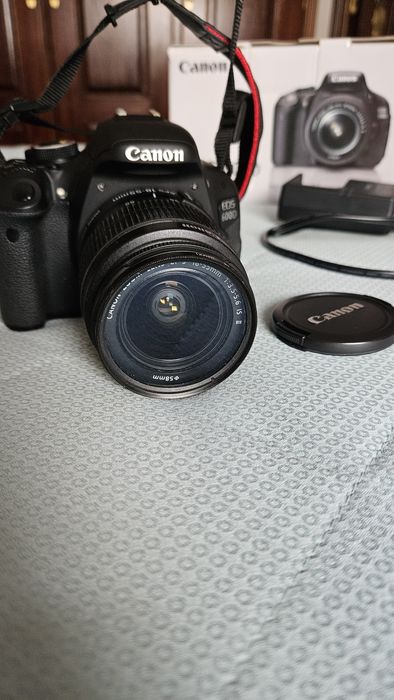 Canon 600D com caixa e acessórios