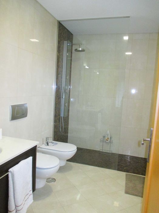 Alugo suite com WC privado ate 30 Junho 2026