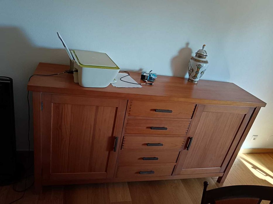 Mobília de Sala de Jantar (mesa + cadeiras + aparador) - Pinho