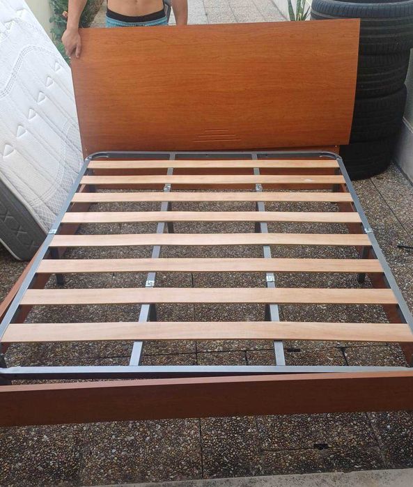 Cama de Casal com estrado metálico