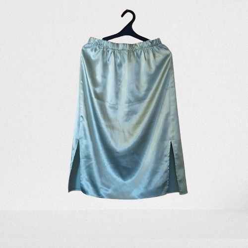 Красива атласна спідниця