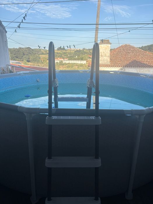 Piscina grande com escada